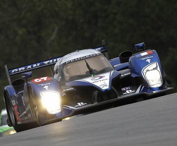 Nach zwei Doppelsiegen in den Saisonläufen in Silverstone und Road Atlanta reist die Löwenmarke mit einem Punktevorsprung von 36 Zählern auf Audi nach Asien. Foto: Peugeot/Auto-Reporter.NET